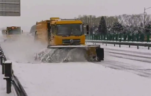 除雪保畅 暖心服务 守护平安春运路